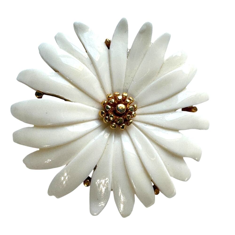 Vintage Monet Signed White Plastic Flower Brooch - Picture 4 of 6